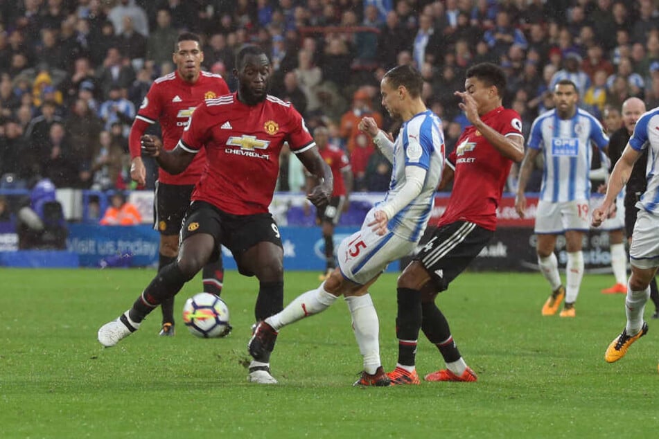 Ein Sachse setzt sich durch: Chris Löwe (M.) im Trikot von Huddersfield gegen die ManUnited-Stars Romelu Lukaku (l.) und Jesse Lingard.