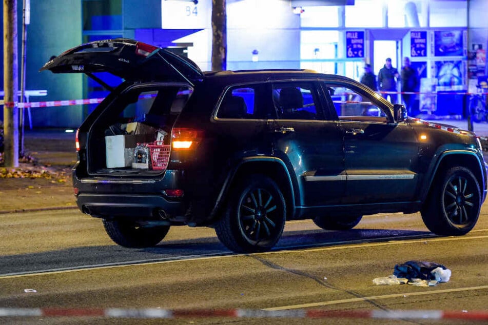 Aus diesem Auto fiel der angeschossene Mann auf der Wandsbeker Chaussee heraus.
