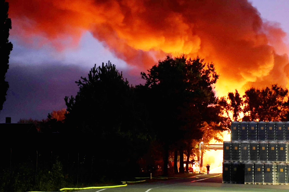 Brand in Bernsdorf sorgt für Großeinsatz: Warnmeldung für Anwohner