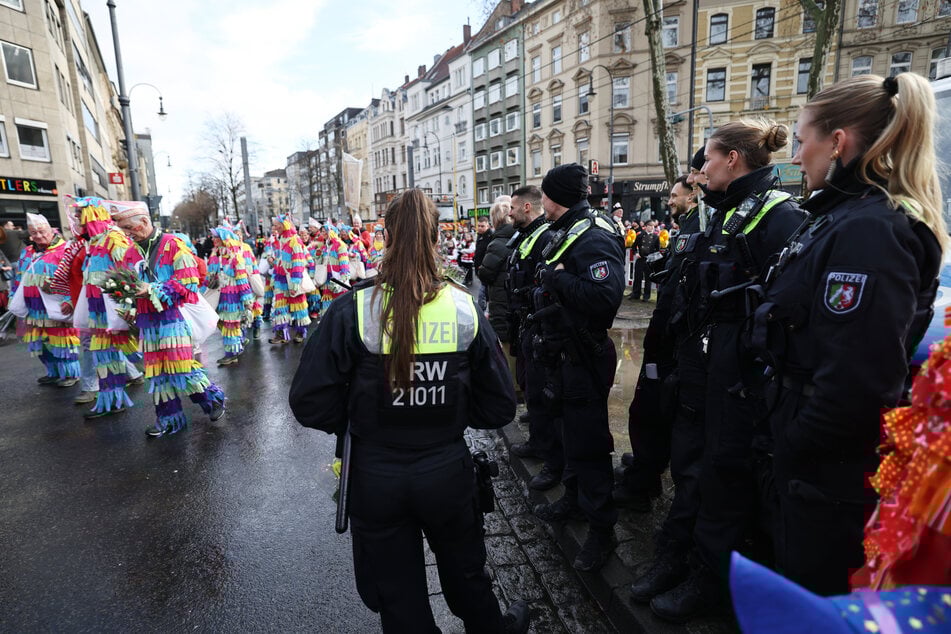 Auch an Rosenmontag waren in Köln Tausende Einsatzkräfte im Dienst, um für Sicherheit zu sorgen.