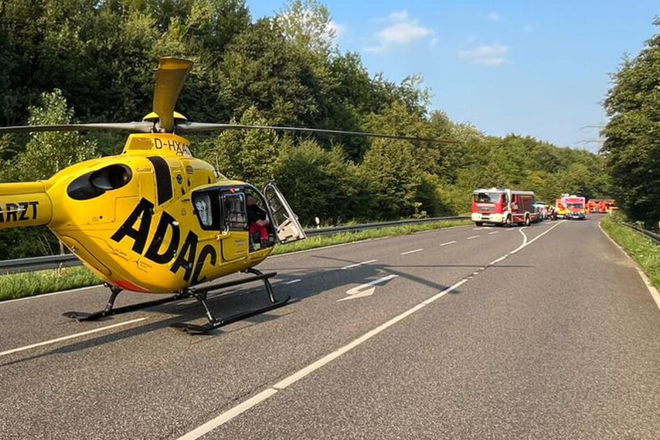 Feuerwehr findet schwer verletzten Biker im Graben: Straße gesperrt - Heli im Einsatz