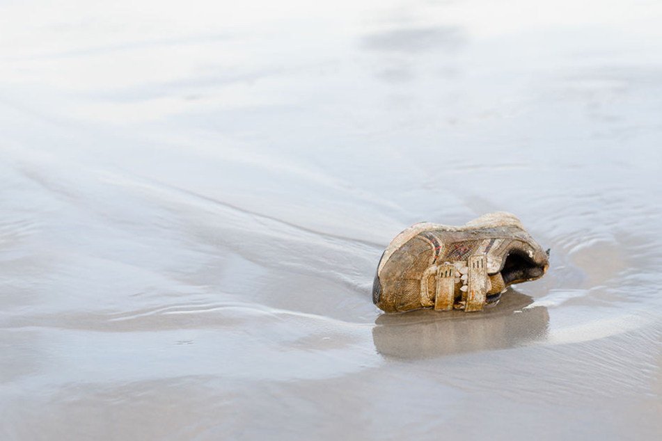 Der Strand der menschlichen Füße gibt Rätsel auf. (Symbolbild)