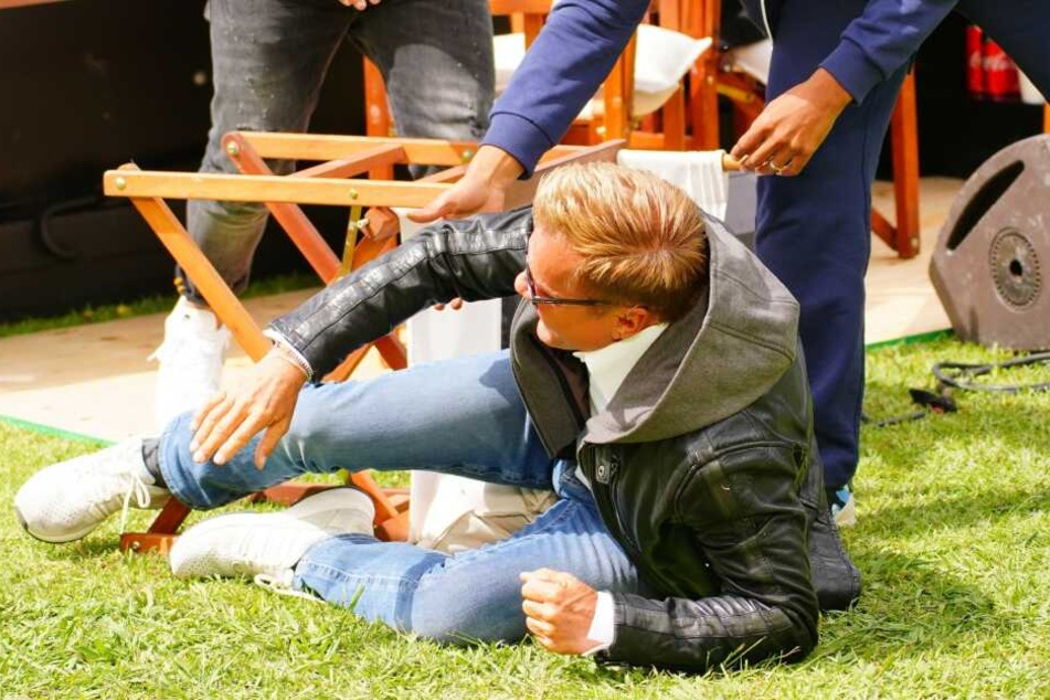 Dieter Bohlen stürzt am Jurypult.