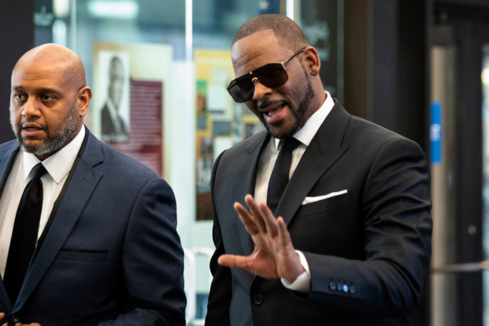 R. Kelly kommt zu einer Anhörung vor Gericht in Begleitung seines Anwalts.