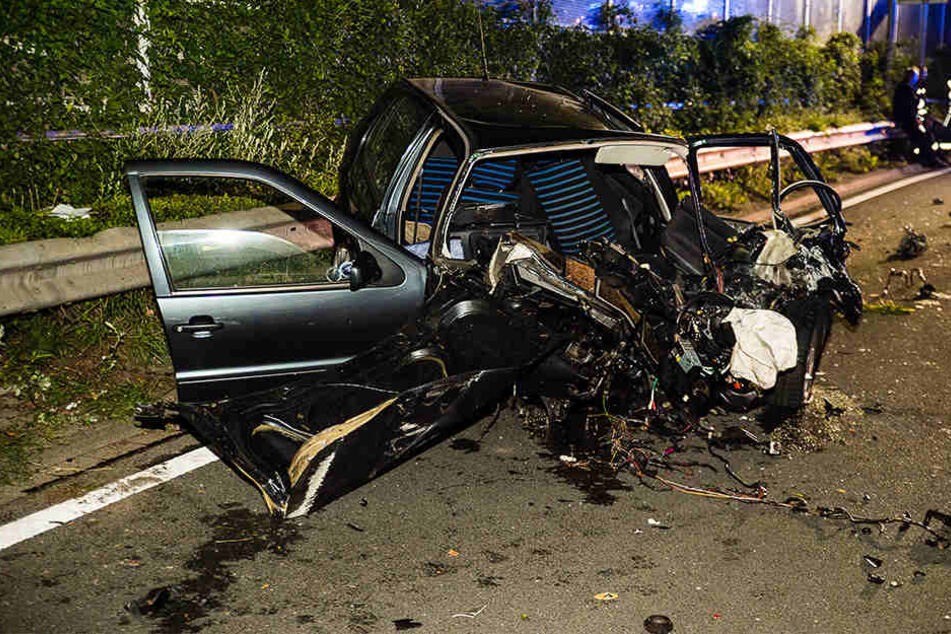 Das Auto wurde bei dem Unfall schwer beschädigt.