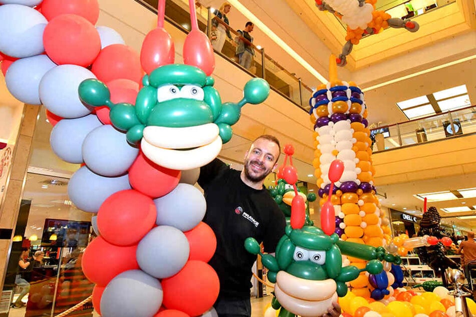 Ballonkünstler Jan Franke baut seit 15 Jahren aus verschiedenen Luftballons fantastische Skulpturen - jetzt auch in der Altmarkt-Galerie.