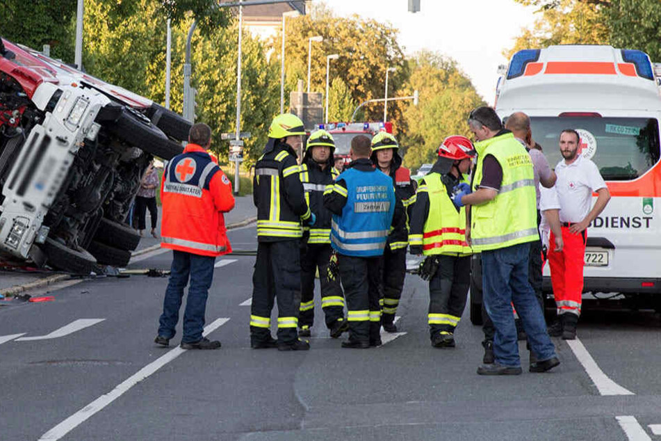 Bei dem Unfall in Coburg starb am Dienstagabend ein Mensch. Auch hier wurde der Einsatz wieder durch Gaffer erschwert.