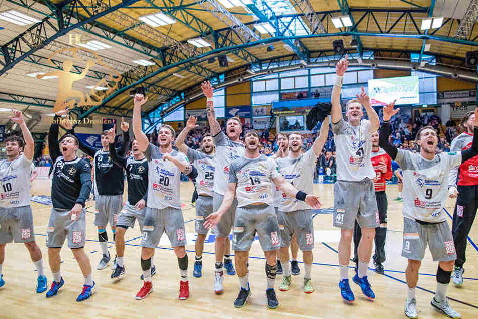 Die Spieler des HC Elbflorenz feierten vor 120 mitgereisten Fans ausgelassen ihren Derbysieg in Dessau, ganz links Nils Gugisch.