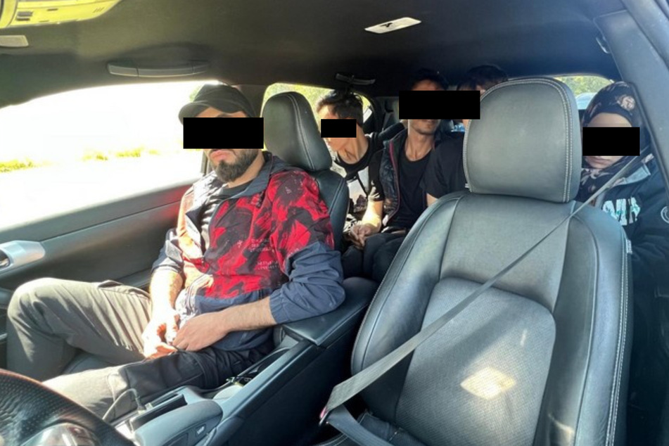 Fünf Syrer hatte der Schleuser (39) in seinen Lexus gestopft.