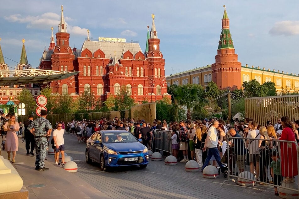 Fans warten vor dem "Four Seasons"-Hotel in Moskau auf die Ankunft des Rappers.
