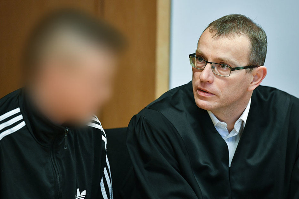 Auf der Flucht vor der Polizei, soll der Angeklagte (links) zwei Beamte überfahren haben. Zuvor soll er seine Oma erstochen haben.