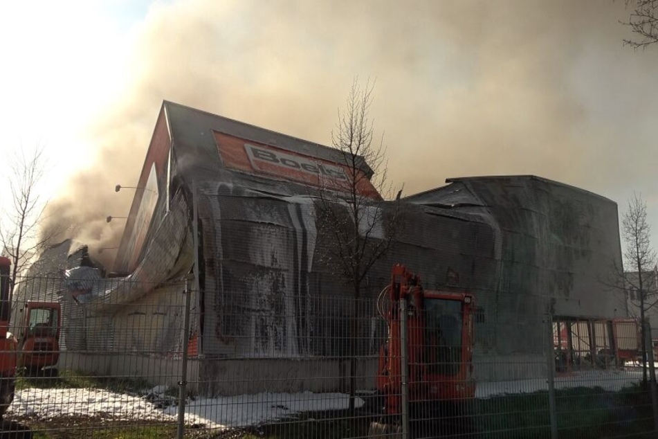 Das Außengerüst der Lagerhalle ist am Vormittag in sich zusammengebrochen.