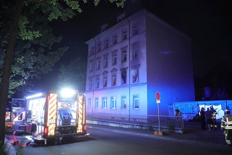 Die Berufsfeuerwehr rückte umgehend zur Brandwohnung aus.