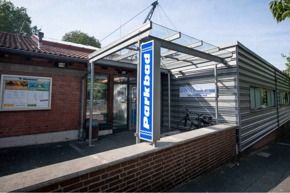 Im Parkbad hatten die insgesamt acht Täter dem 13-jährigen Mädchen aufgelauert.