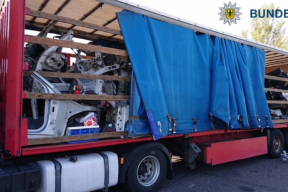 Hier stecken die Einzelteile von fünf Autos.