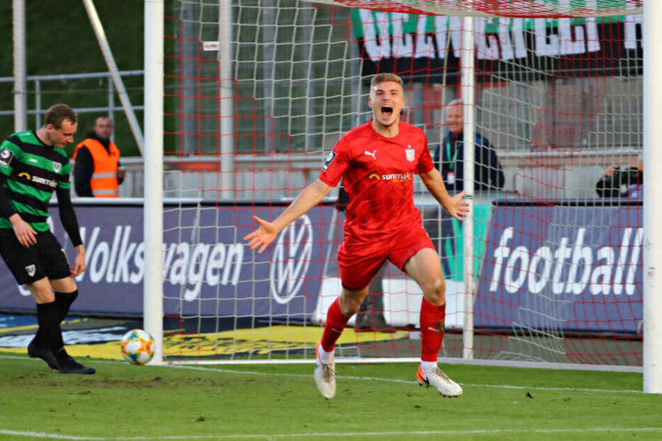 FSV-Kicker Elias Huth bei Trorjubel zum 4:1.