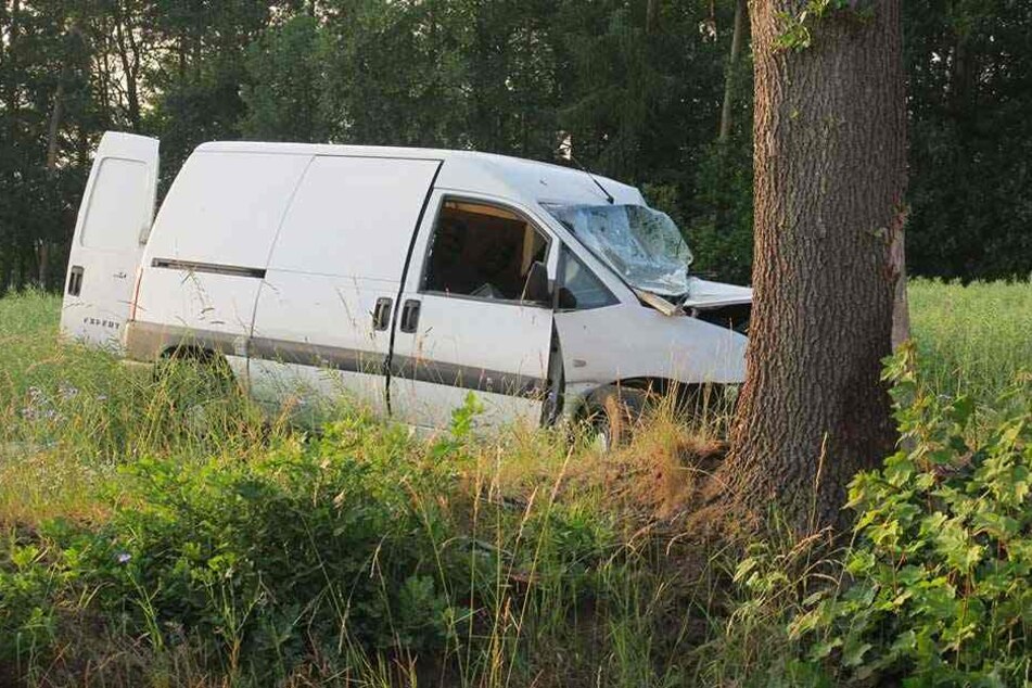 Der Transporter war von der Straße abgekommen und gegen den Baum gerast.