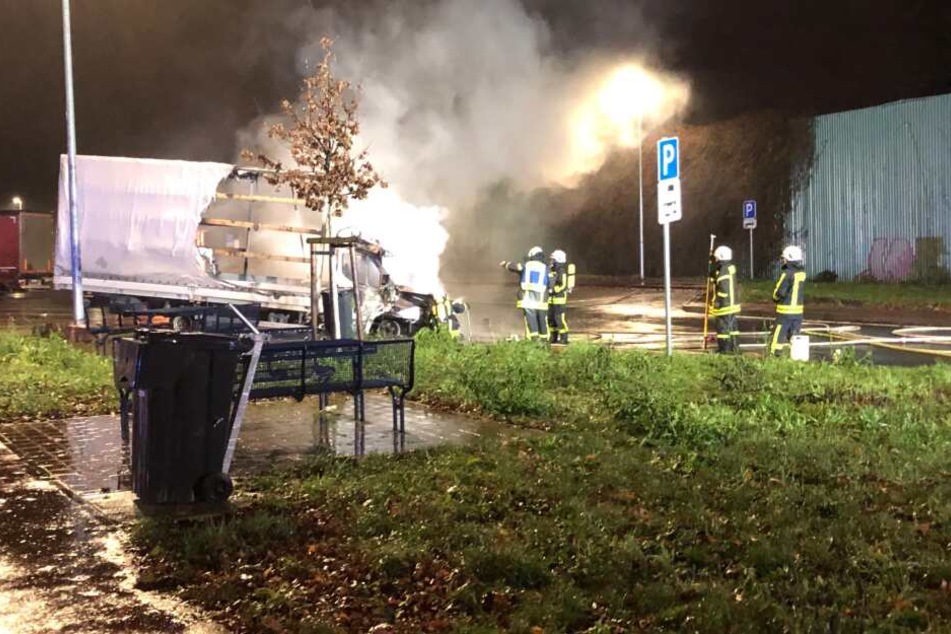 Auf einem Parkplatz an der A1 bei Schwelm brannte ein Kleinlaster aus.