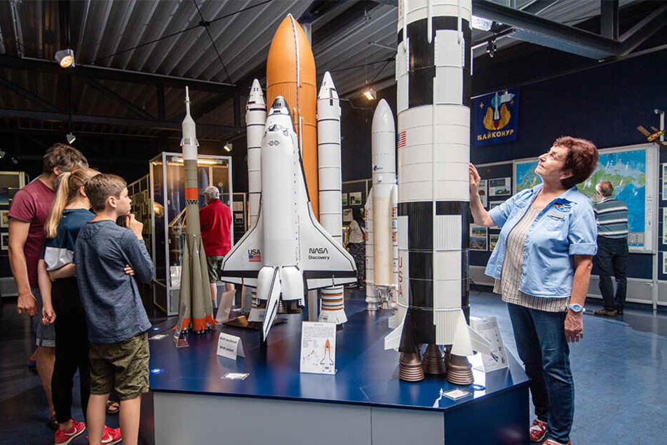 Neue und alte Raketentechnik: Karin Schädlich (r.) von der Deutschen Raumfahrtausstellung zeigt die Modelle, oft muss sie auch Skeptiker aufklären.