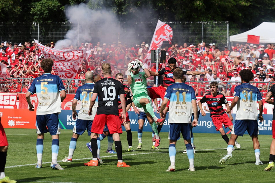 Lennart Winkler (in grün) sei Dank. Der Keeper rettet Fortuna ins Elferschießen.