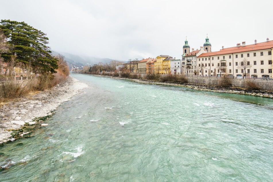Der 20-Jährige dachte, seine Freundin befinde sich im Inn, und sprang ihr deshalb ins Wasser nach. (Symbolfoto)
