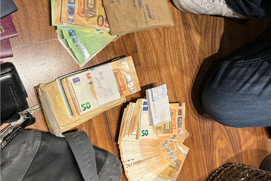 Täuschend echt, aber dennoch nur so viel wert wie das Papier, auf dem sie gedruckt sind. Mit falschen Geldscheinen bezahlten die Betrüger ihre Opfer und ließen sie somit in den Glauben, gerade ein echtes Geschäft abgeschlossen zu haben.