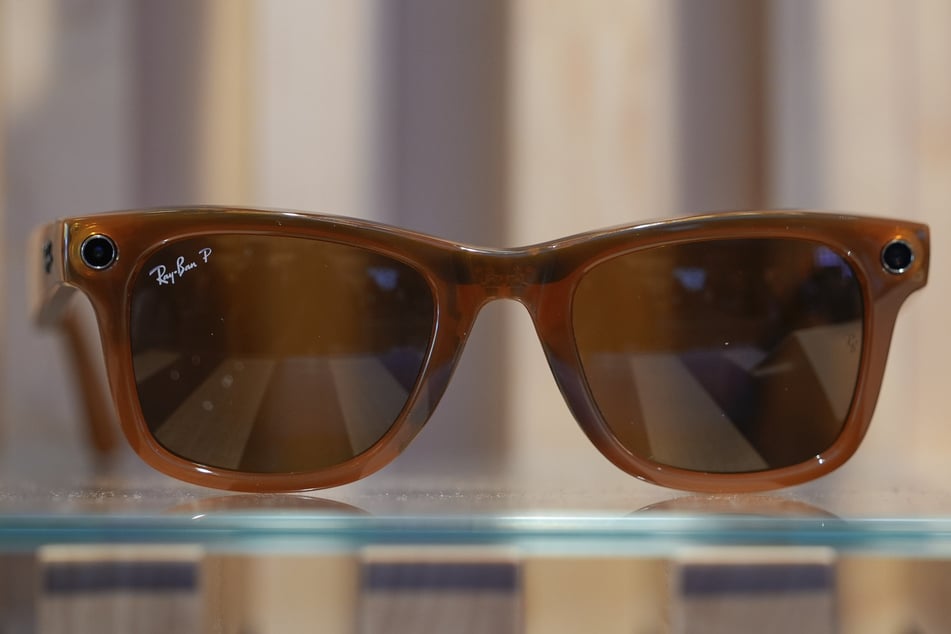 La esteticista llevaba unas gafas inteligentes Ray‑Ban Meta durante el tratamiento.