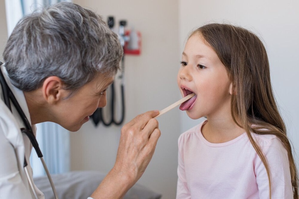 Wer eine Scharlach-Infektion bei sich oder seinen Kindern vermutet, sollte seinen Haus- oder Kinderarzt kontaktieren.