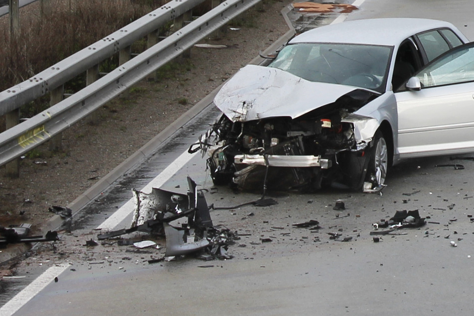 Unfall A6: Schwerer Unfall auf der A6: Crash zwischen Auto und Laswagen sorgt für Vollsperrung