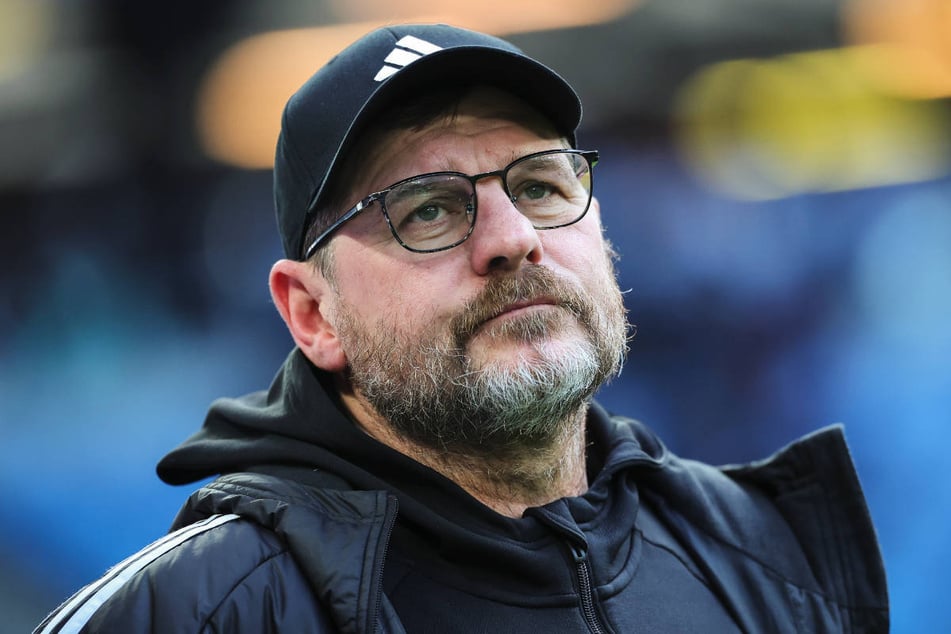 Steffen Baumgart (54) setzt am Samstag gegen Gladbach auf Oliver Burke im Sturmzentrum.