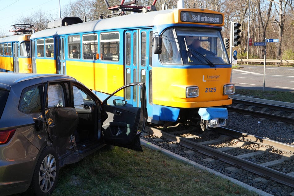 Durch die Wucht des Aufpralls wurde das Auto auf einen Grünstreifen geschleudert.