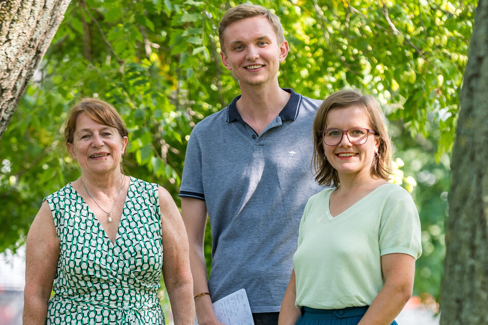 TAG24-Redakteur Lennart Zielke (27) im Gespräch mit den Grünen-Chefinnen Christiane Filius-Jehne (67, l.) und Agnes Scharnetzky (36).