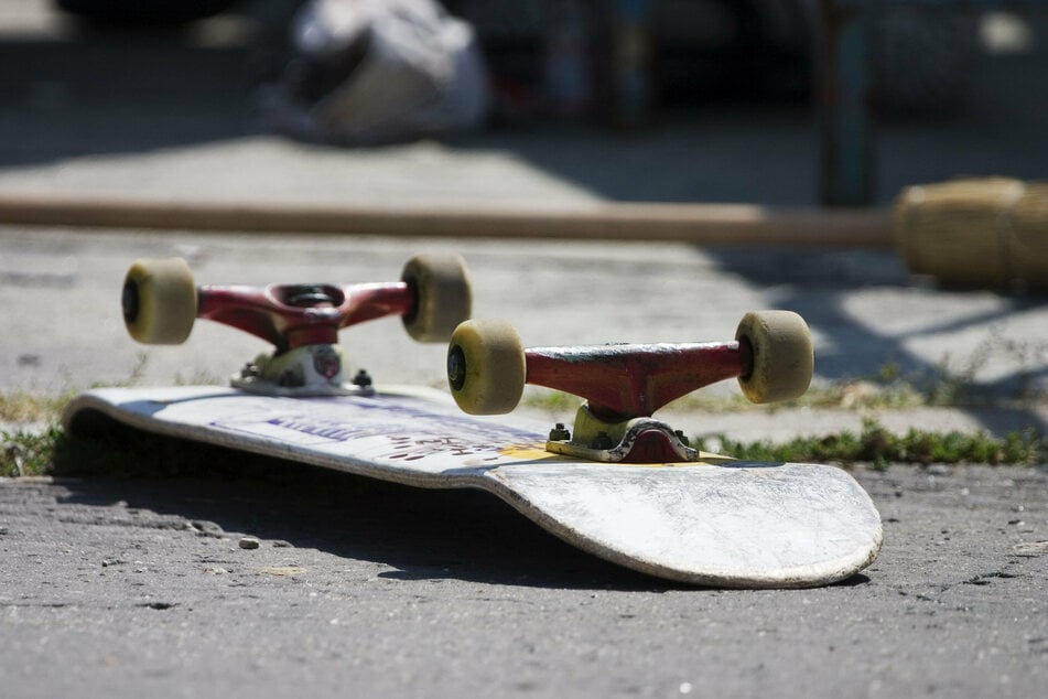 Jugendlicher auf Skateboard von Auto erfasst: Klinik!