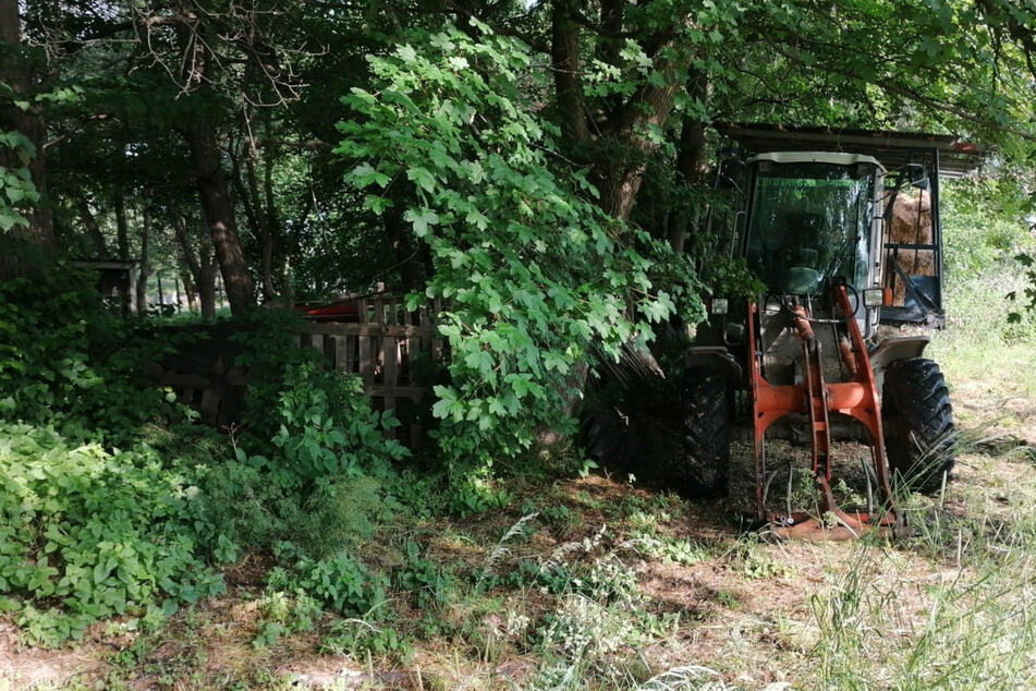 In einem Wald in der Nähe von Malschwitz konnte die Polizei den Radlader wieder ausfindig machen.
