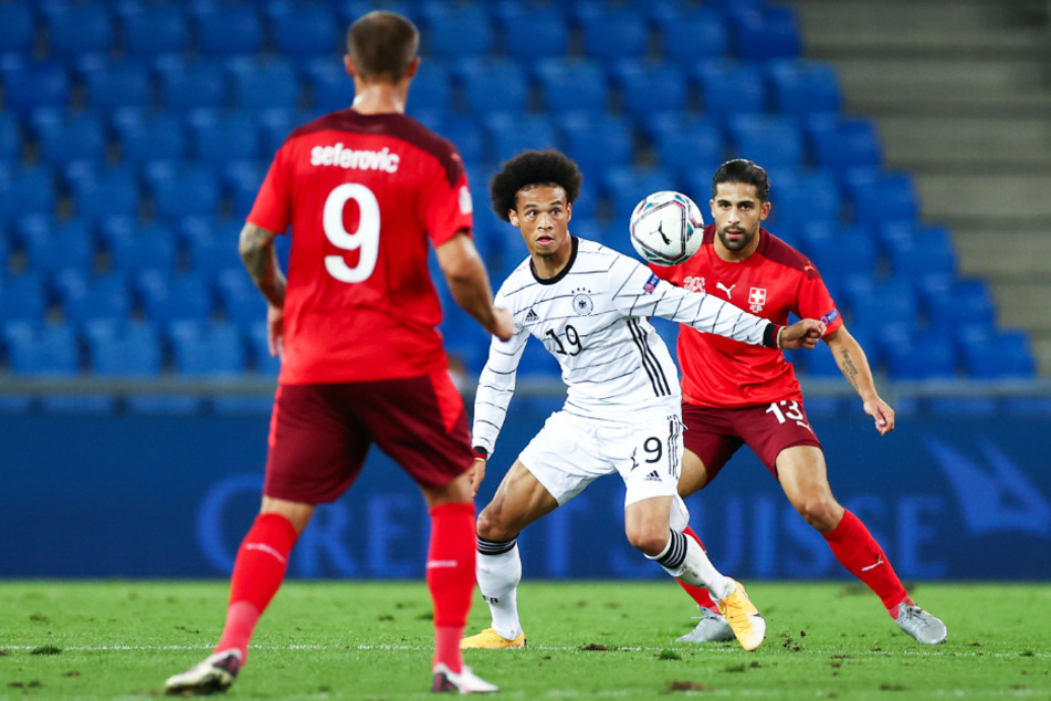 Leroy Sané (M.) spielte eine gute erste Halbzeit, musste dann aber schon entkräftet ausgewechselt werden.