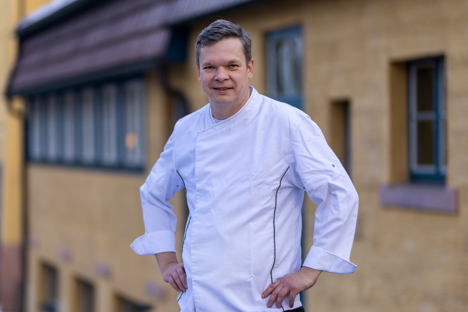 Für Restaurant-Chef Falk Heinrich (47) ist das Kochen der Traumberuf. Allerdings macht er auch auf die Anstrengungen aufmerksam, die der Beruf mit sich bringt.