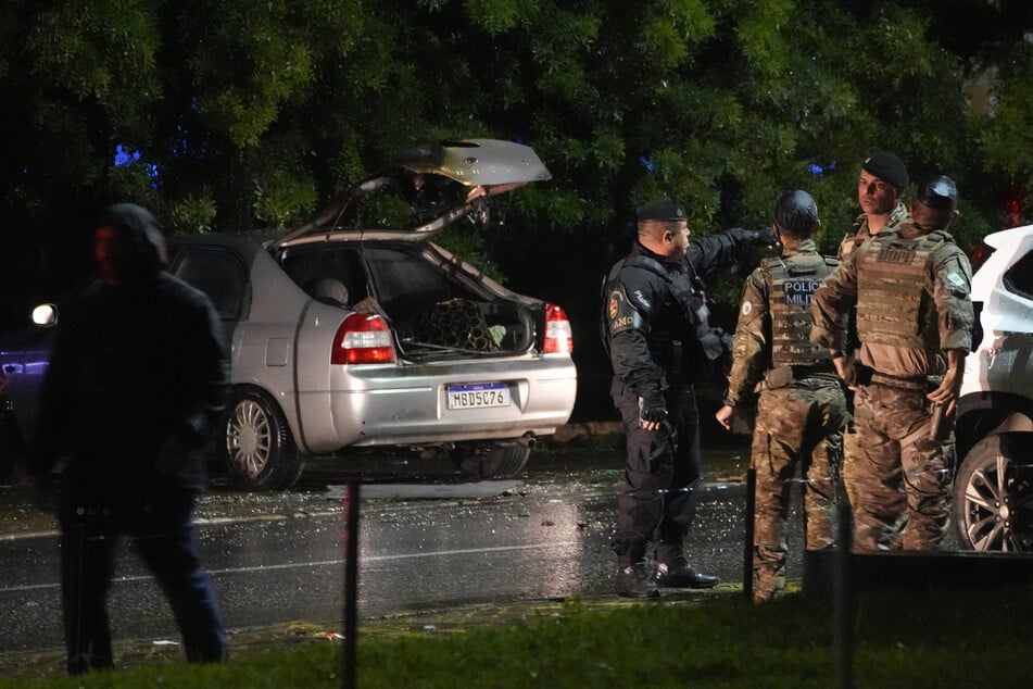 Ein Auto wurde durch die Explosion beschädigt.