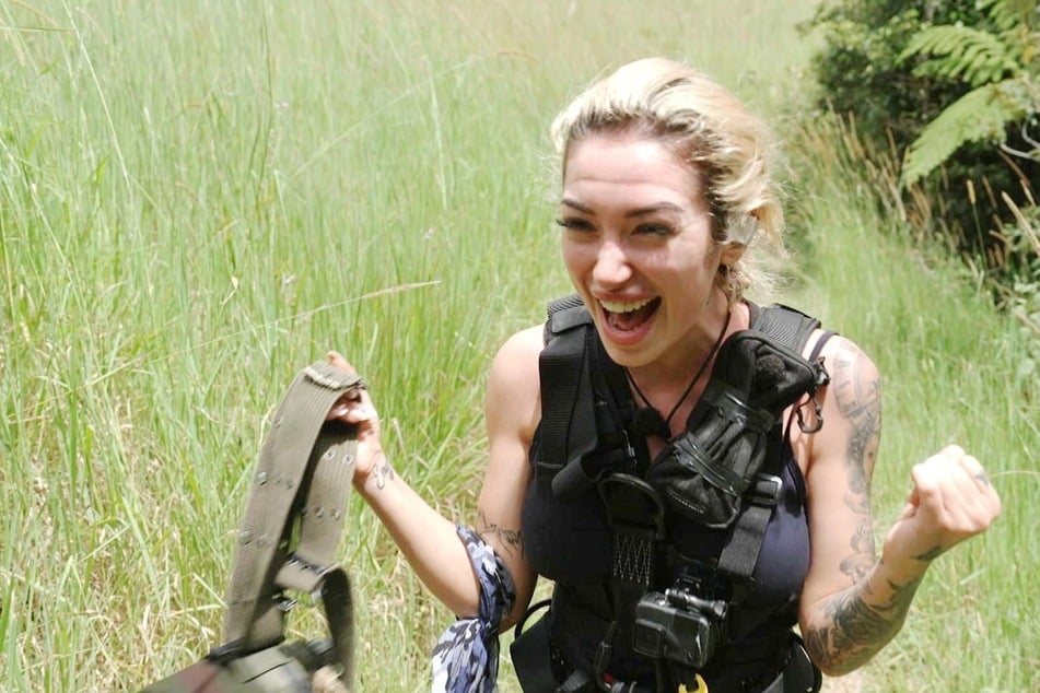 Die 22-Jährige feiert sich für ihre erfolgreiche Prüfung.