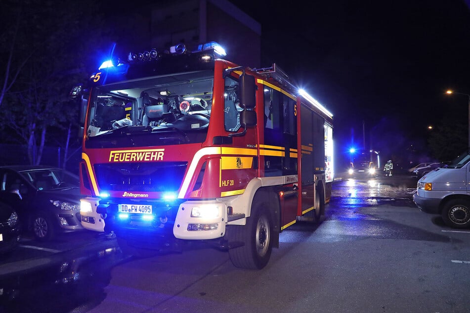 Die Dresdner Feuerwehr musste in der Nacht von Mittwoch auf Donnerstag zu einem Laubenbrand ausrücken. (Archivfoto)