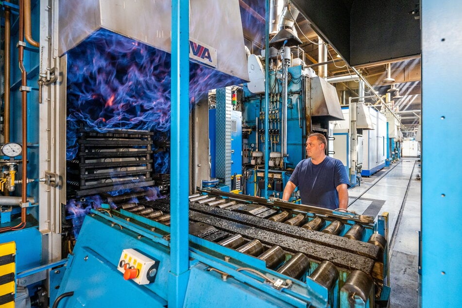 Die Chemnitzer Härtetechnik & Metallbearbeitung GmbH (HTM) härtet Metallteile durch Hitze, etwa für die Autoindustrie.