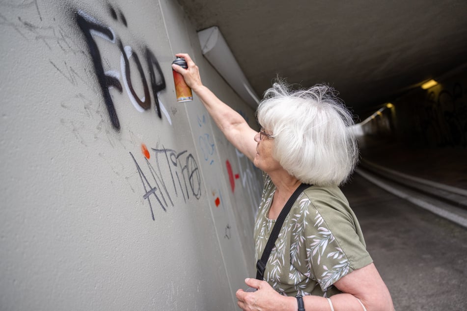 Die Aktivistin Irmela Mensah-Schramm (78) geht gegen Schmierereien von Rechtsextremen vor.