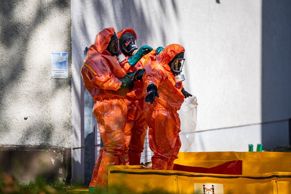 Sicherheitshalber betraten Feuerwehrkräfte das Gebäude mit Schutzanzügen.