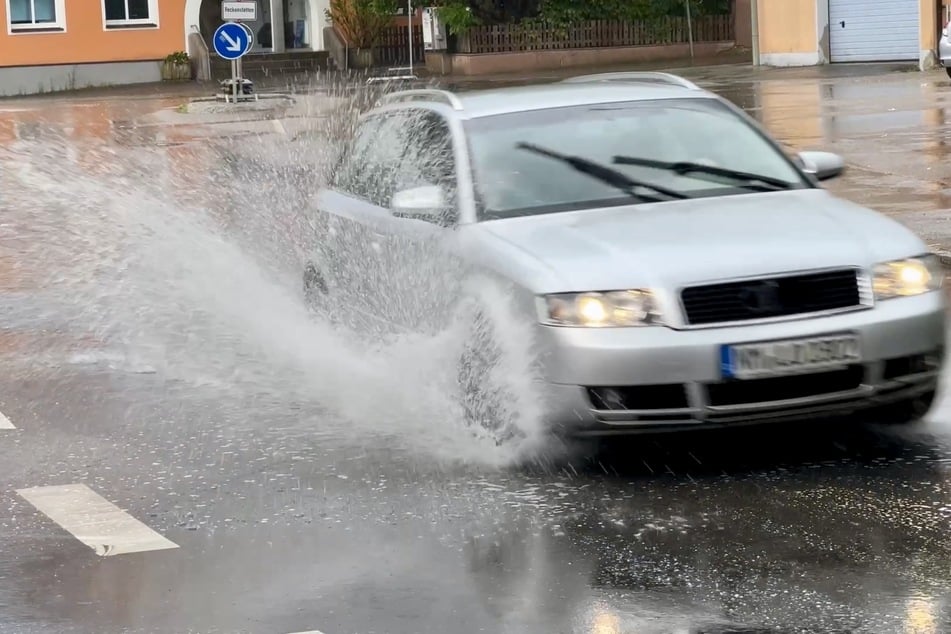 Im Landkreis Neumarkt in der Oberpfalz machte Starkregen den Autofahrern zu schaffen.