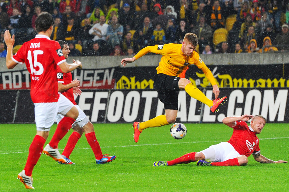 Mathias Fetsch (2.v.r.) kam für Dynamo Dresden 25-mal zum Einsatz, erzielte vier Tore und gab eine Vorlage.