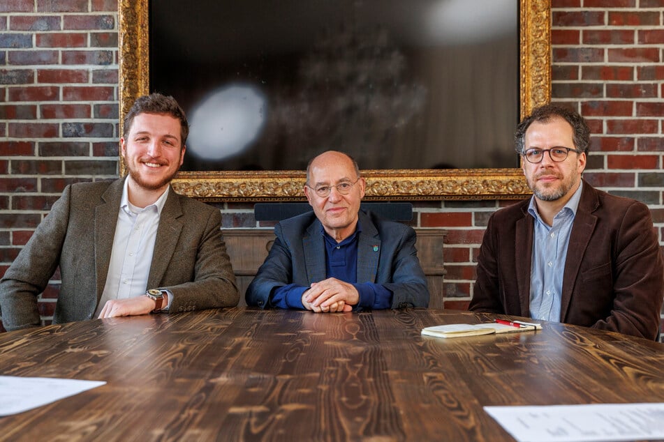 Während seines Dresden-Besuchs stellte sich Gregor Gysi diese Woche den Fragen der TAG24-Redakteure Erik Töpfer (l.) und Mario Adolphsen.