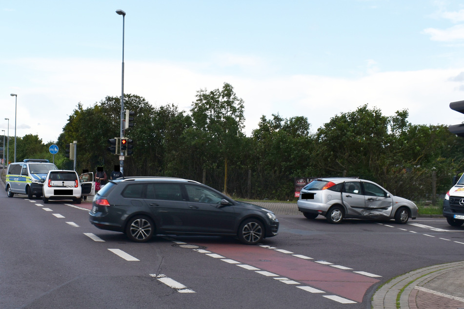 Auf einer Kreuzung in Magdeburg kam es zu einem Unfall mit drei Autos.