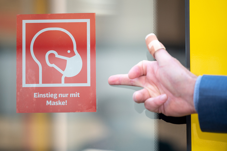 Bei einer Kontrolle ist ein mutmaßlicher Maskenverweigerer (25) auf eine Polizistin losgegangen.