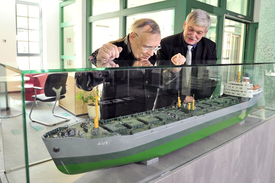 Der Modellbauer Axel Dietz (81) und OB Heinrich Kohl (67) am Schiffsmodell der MS "Aue".