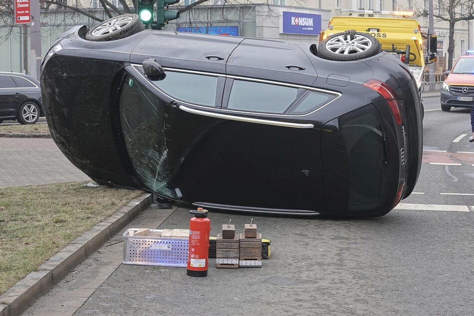 Der Audi A3 kippte auf die Seite und blieb auf der Fahrbahn liegen.