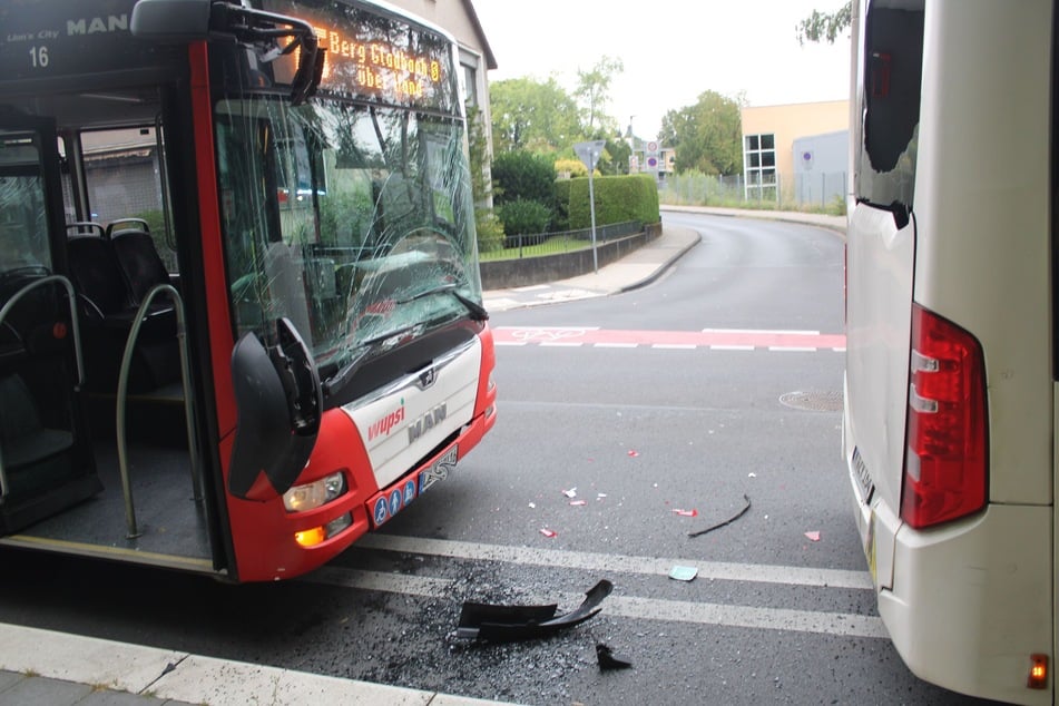 An den beiden Linienbussen entstand ein Sachschaden von mehreren Tausend Euro.
